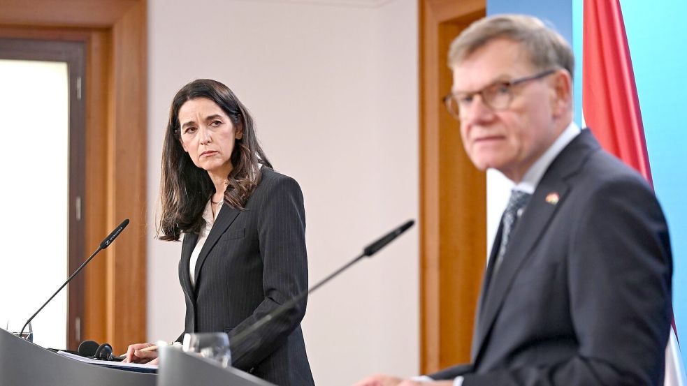 Außenminister Johann Wadephul (CDU) äußert sich bei einer Pressekonferenz mit seiner ungarischen Kollegin Anita Orbán auch zum Vorgehen Israels im Westjordanland und möglichen neuen Sanktionen. Foto: Elisa Schu