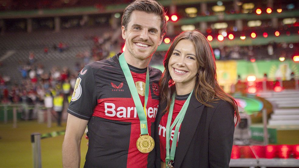 Bayer-Profi Jonas Hofmann mit seiner Frau Laura: Beide erwarten ein zweites gemeinsames Kind. Foto: IMAGO/Moritz Müller