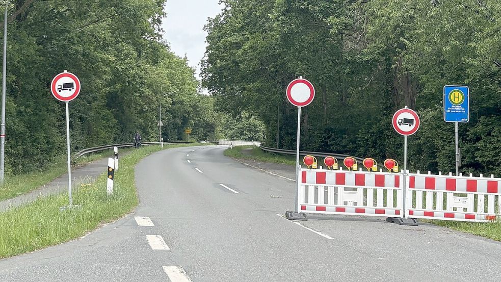 Eigentlich sollte die Kirchdorfer Straße in Aurich in dem Bereich zwischen Ems-Jade-Kanal und Kreuzstraße bereits am Freitag wieder für Fahrzeuge bis 3,5 Tonnen freigegeben sein. Tatsächlich standen dort am Freitag noch immer die Absperrungen. Foto: Rebecca Schröder