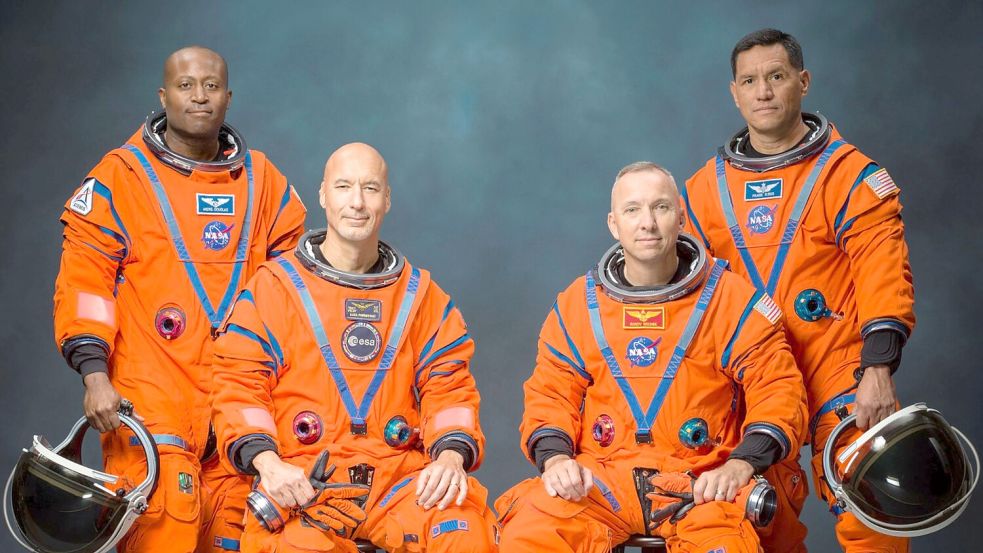 Mit zur Crew sollen auch die US-Amerikaner Andre Douglas, Randy Bresnik und Frank Rubio (l-r) gehören. Foto: Bill Stafford/NASA/AP/dpa