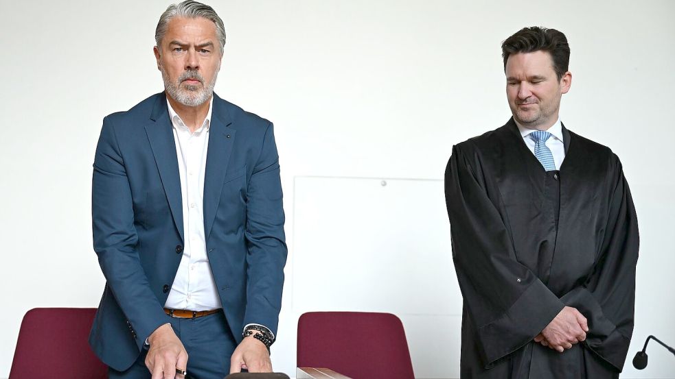 Kläger Matthias Timm neben seinem Anwalt Dennis Geissler zu Beginn der Bonner Verhandlung. Foto: Wolf von Dewitz/dpa