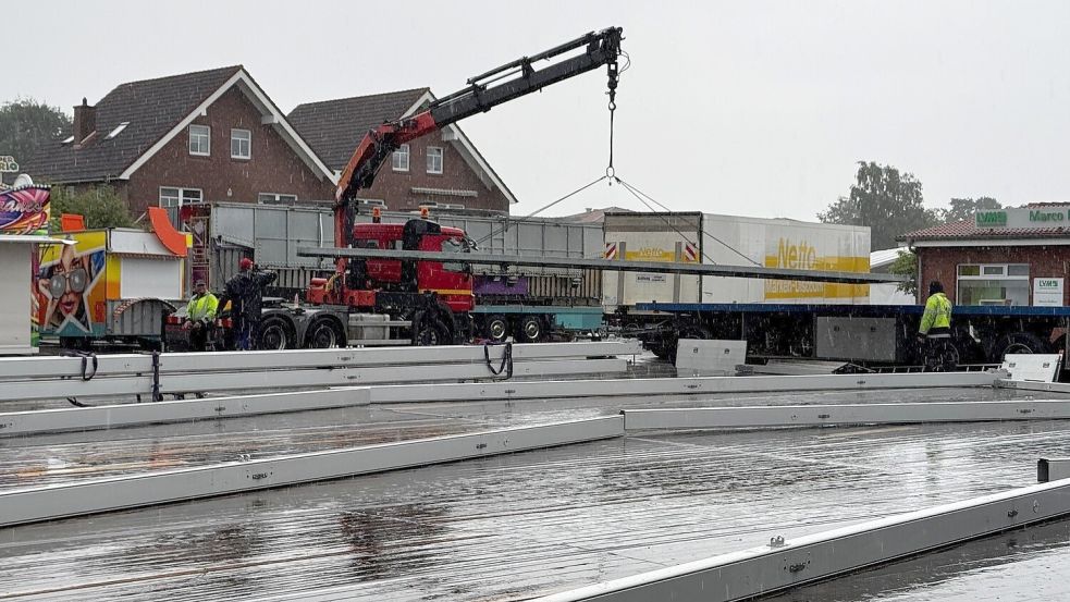 Teils im strömenden Regen liefen am Mittwoch die Aufbauarbeiten. Für das Wochenende hoffen die Veranstalter auf besseres Wetter. Foto: Holger Janssen