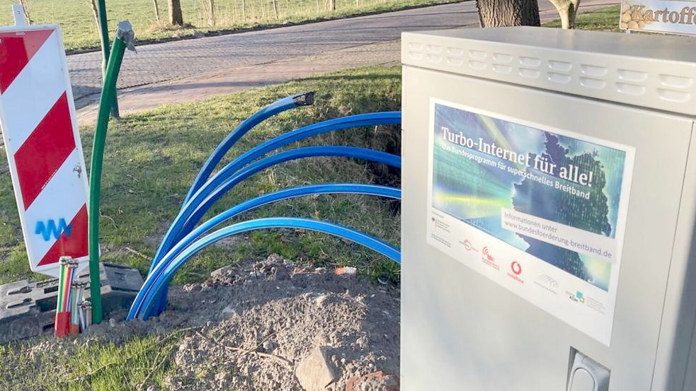 „Turbo-Internet für alle“ versprachen der Landkreis Aurich und das Telekommunikationsunternehmen Vodafone. Das Bild stammt aus dem Jahr 2022. Doch es gab zahllose Probleme und Verzögerungen. Foto: Aiko Recke
