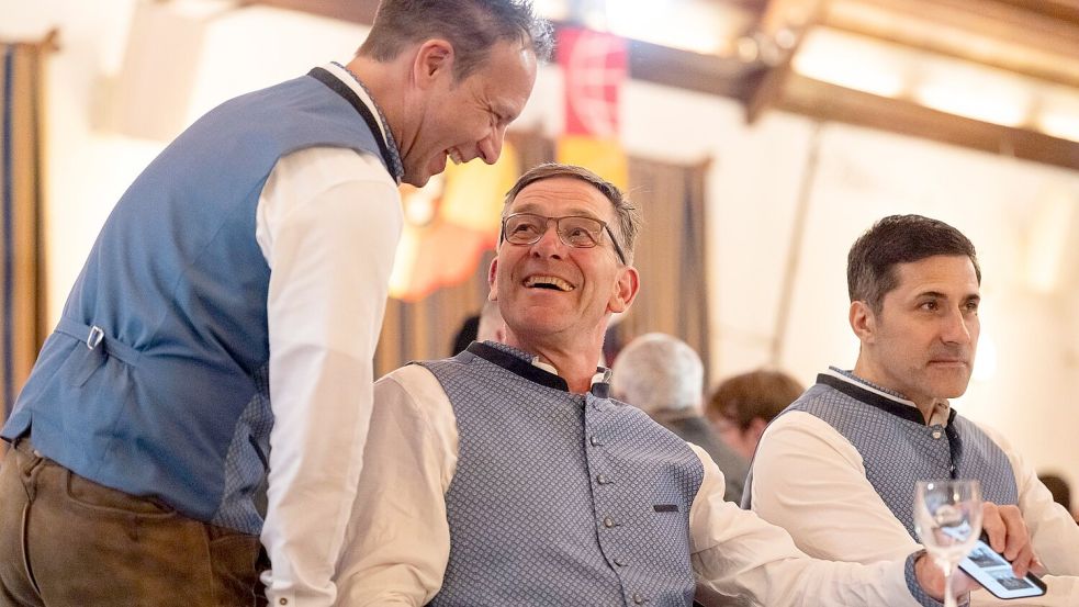 Hatte in Lederhose und Trachtenhemd gut lachen: Bundestrainer Alfred Gislason (Mitte). Foto: Lukas Barth-Tuttas