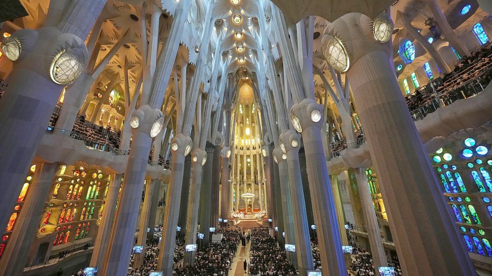 Der Innenraum der Sagrada Família ist riesig. Das Hauptschiff ist 45 Meter hoch und damit noch etwas höher als der Innenraum des Kölner Doms. Foto: Alessandra Tarantino