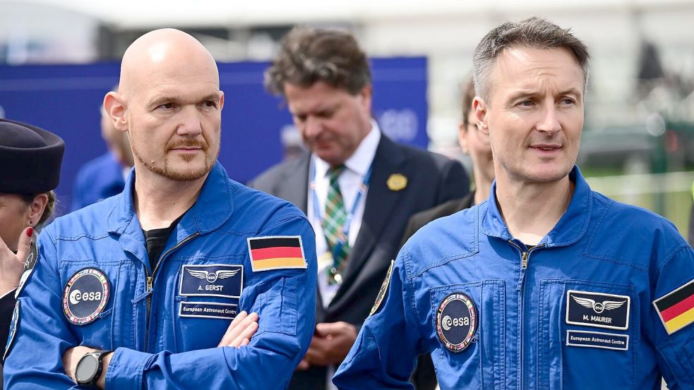 Alexander Gerst (l) und Matthias Maurer freuen sich für ihren Kollegen Luca Parmitano. Foto: Sebastian Gollnow/dpa