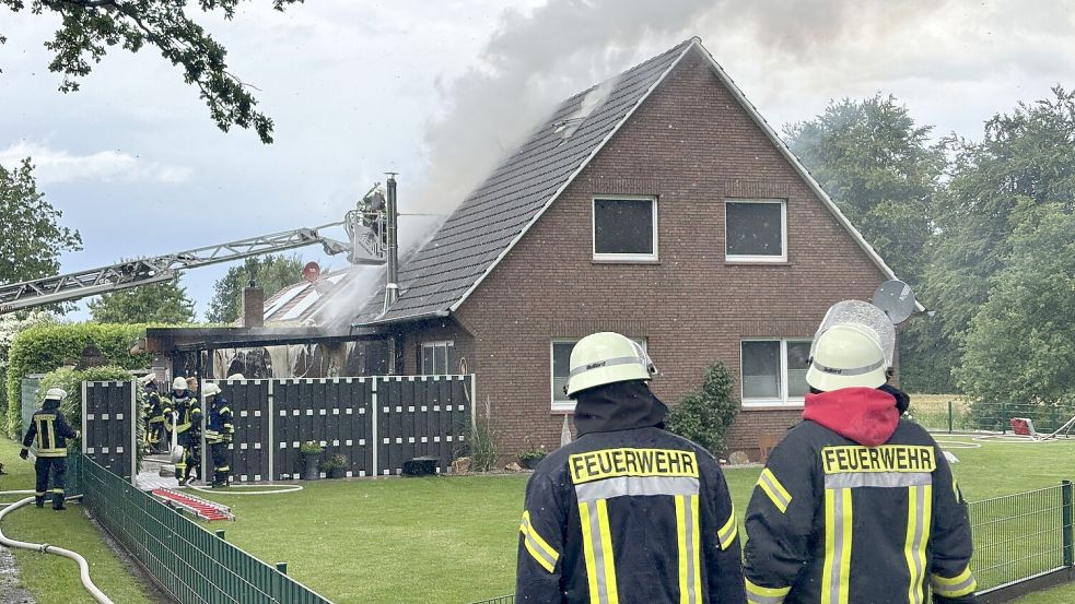 Von einer Drehleiter aus wurde das Dach des Wohnhauses geöffnet. Foto: Holger Janssen