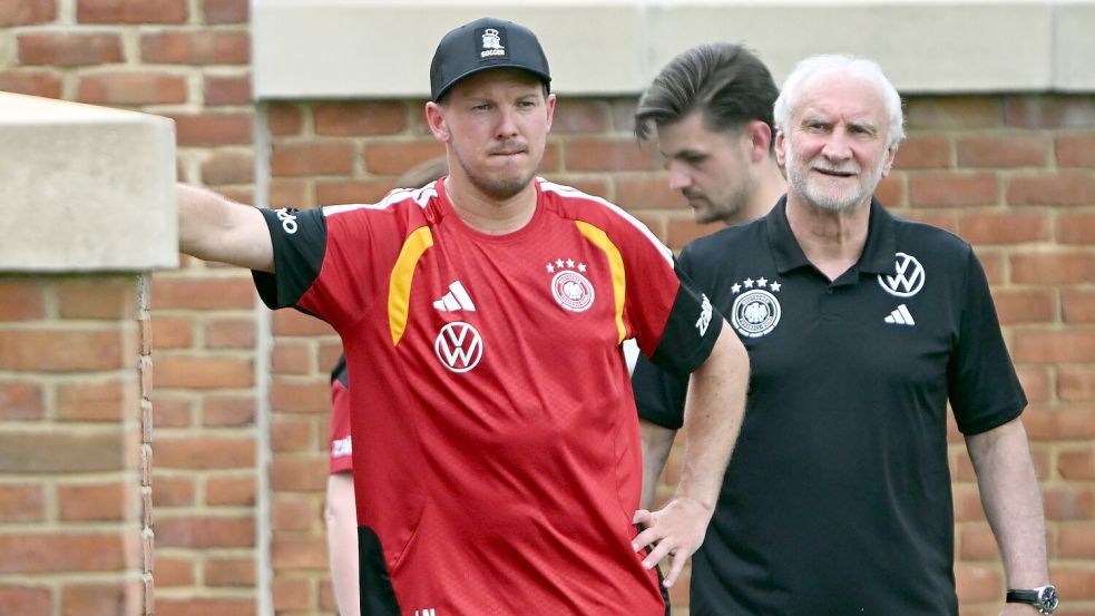 Rudi Völler steht Nagelsmann auch bei der WM zur Seite. Foto: Federico Gambarini