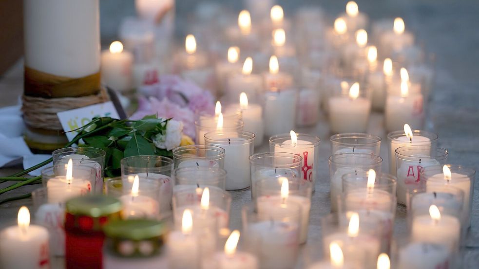 In der Kirche St. Nikolaus in Haimhausen wurden zahlreiche Kerzen angezündet. Foto: Sven Hoppe