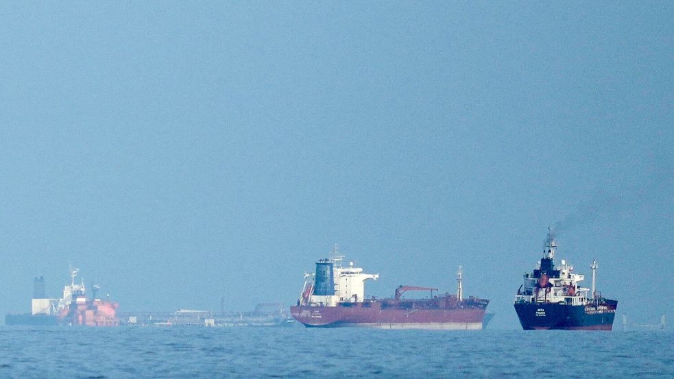 Immer mal wieder passieren Tanker die Straße von Hormus. Foto: Altaf Qadri/AP/dpa