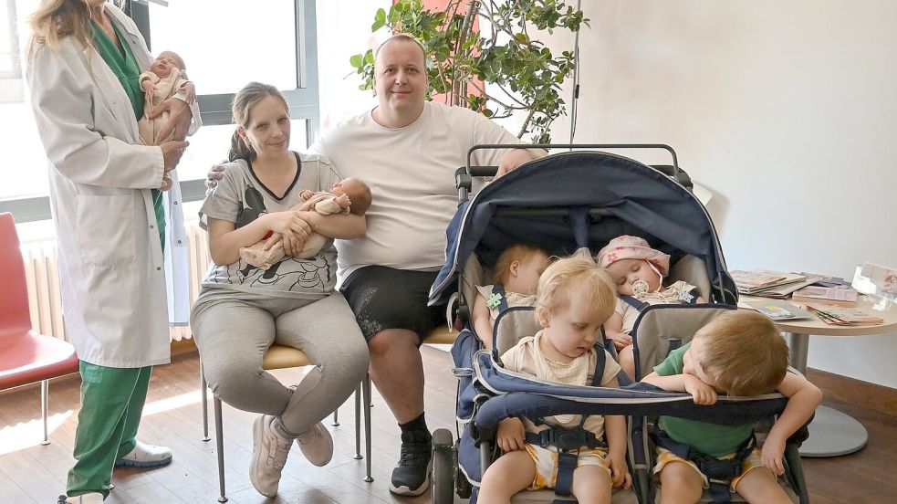 Jasmin und Andreas Rittner aus Fürth haben zum dritten Mal in recht kurzem Abstand Zwillinge bekommen. Auch die älteren Geschwister sind noch ziemlich klein. (Handout) Foto: -/Klinikum Fürth/dpa