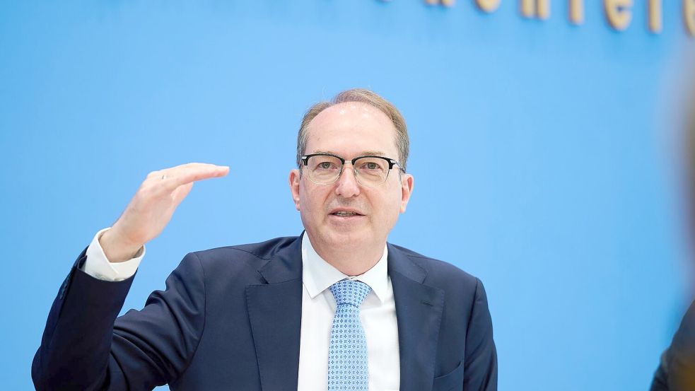 Bundesinnenminister Alexander Dobrindt (CSU) hofft, bis Ende des Jahres Vereinbarungen für Abschiebezentren in Drittstaaten geschaffen zu haben. (Archivbild) Foto: Annette Riedl