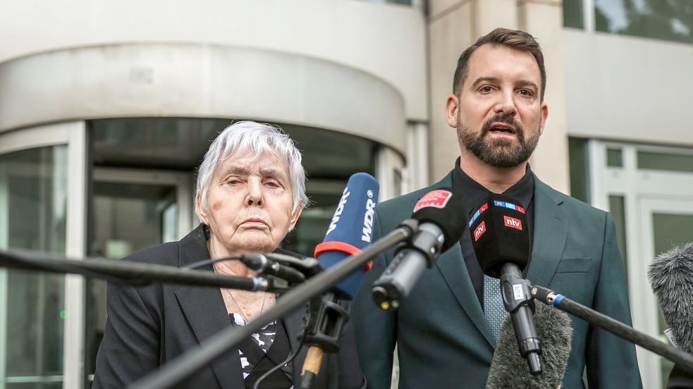 In ihrer Klage fordert die Kundin Rita M. - hier neben ihrem Anwalt Daniel Kuhlmann - von dem Geldinstitut Schadenersatz. Foto: Oliver Berg