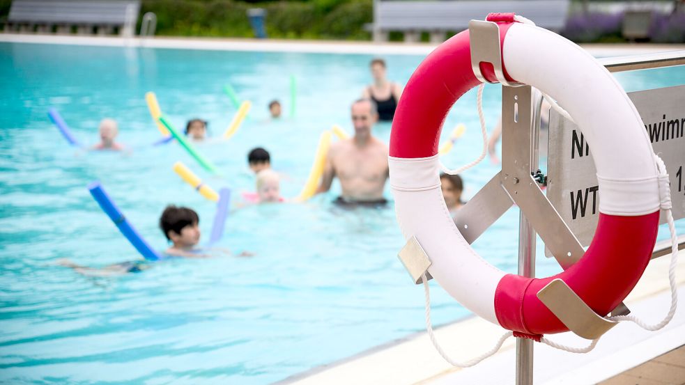 Schwimmkurse werden in vielen Bädern im Landkreis angeboten. Foto: DPA/Julian Stratensch