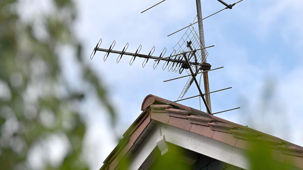 Eine Fernsehantenne auf dem Dach eines Wohnhauses: Diese Übertragungsform kommt aus der Mode. Foto: Wolf von Dewitz/dpa