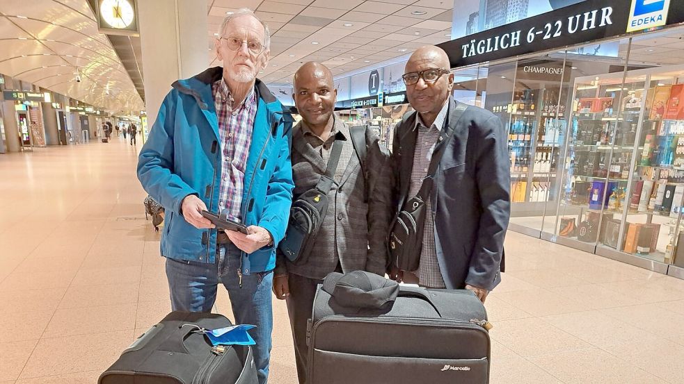 Angekommen: Günter Gross empfing die Gäste aus Tansania am Donnerstag am Flughafen Hamburg. Foto: Johanne Dannholz