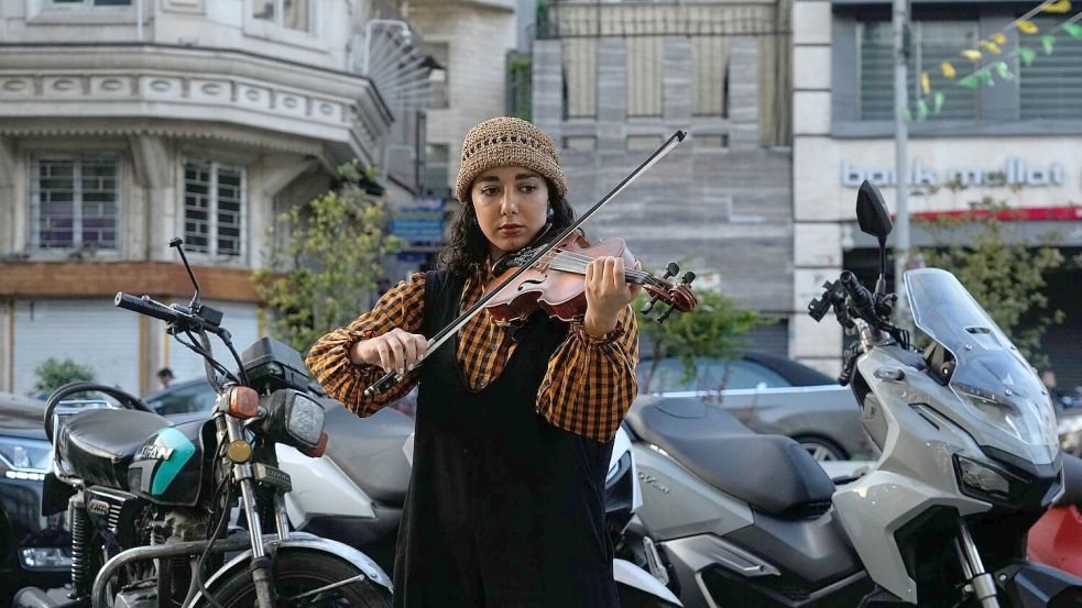 In der Region Teheran sind nach iranischen Angaben Menschen nach US-Angriffen verletzt worden. Für viele Menschen geht das Leben trotz des Kriegs weiter. Foto: Vahid Salemi