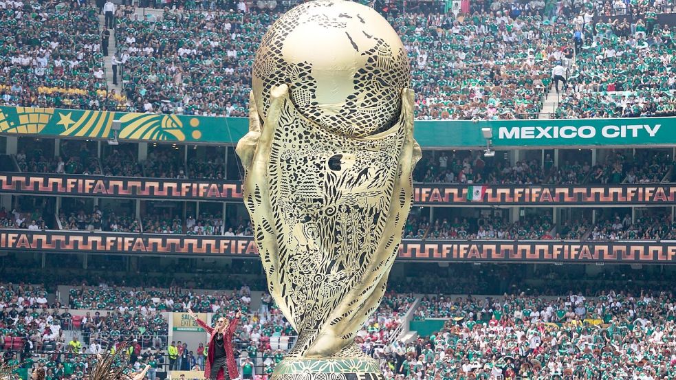 Ein überdimensionaler WM-Pokal wurde enthüllt. Foto: Natacha Pisarenko