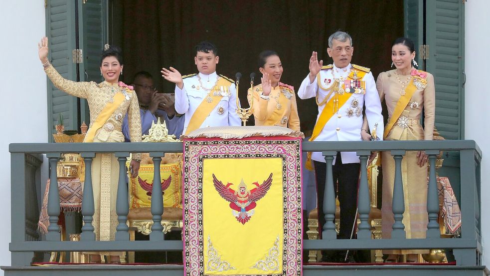 Prinzessin Bha (3. v.l.) soll zu den engsten Vertrauten des Monarchen gehört haben. (Archivbild) Foto: Sakchai Lalit/AP/dpa
