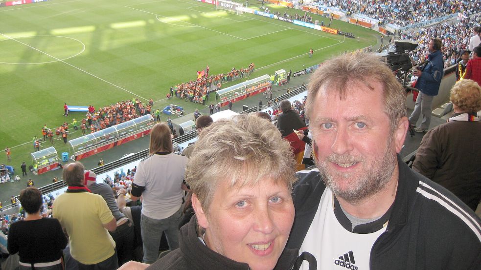 Bei der WM 2010 in Südafrika sahen sich Olga und Gerhard Janssen unter anderem die Viertelfinalbegegnung zwischen Deutschland und Argentinien an. In den USA schauen die Janssen alle drei Gruppenspiele. Foto: privat