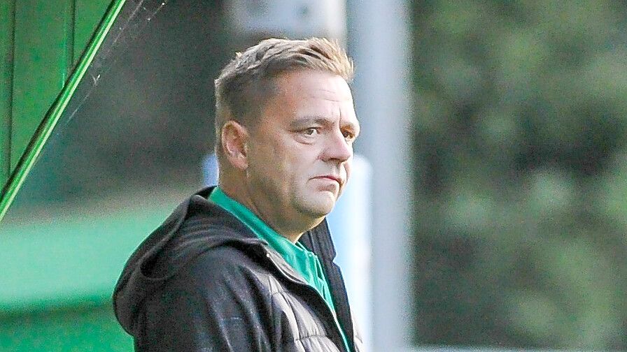 Ist für seine analytische Spielbetrachtung bekannt: Der Auricher Sven Bünting stand 17 Jahre als Trainer an der Seitenlinie des SV Wallinghausen und wird deshalb auch als eine Art „Otto Rehhagel“ bezeichnet. Foto: Stephan Friedrichs