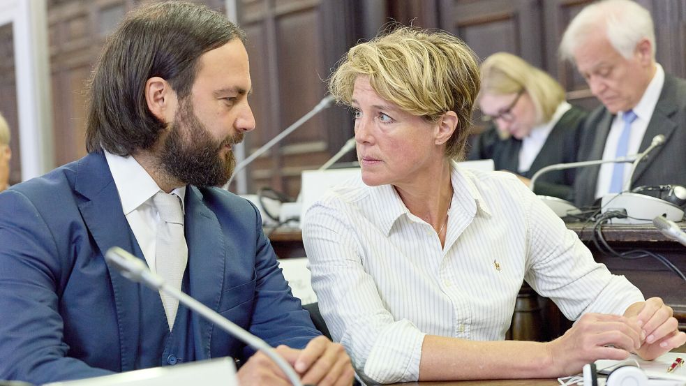 Anwalt Ingo Bott (links) sieht seine Mandantin Christina Block (rechts) durch die Zeugenaussagen von Keren Tannenbaum, auch „Olga“ genannt, vollständig entlastet. Foto: dpa/Georg Wendt