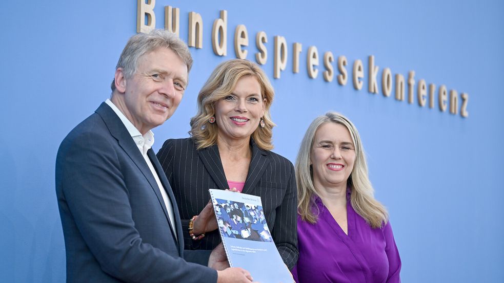 Gegen Verbote: Helmut Frister (Vorsitzender des Deutschen Ethikrates, links) und seine Stellvertreterin Judith Simon (rechts). Ihre Einschätzung übergaben sie jetzt der Bundestagspräsidentin Julia Klöckner. Foto: dpa/Britta Pedersen