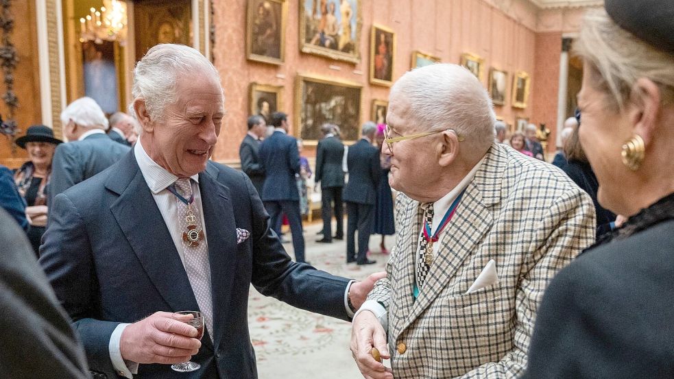 Ein Foto aus dem Jahr 2022: König Charles III. im Gespräch mit David Hockney. Foto: Aaron Chown