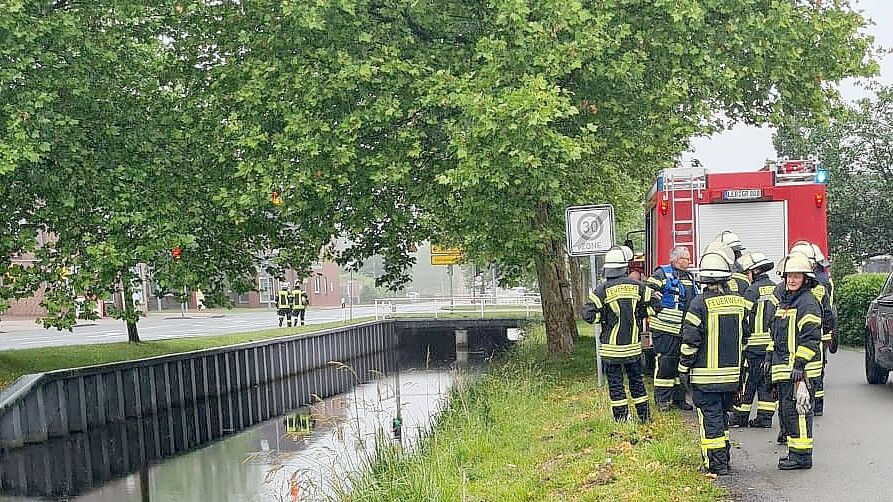 Die Feuerwehr Westrhauderfehn musste aufgrund eines Ölschadens zum Rajenkanal ausrücken. Foto: Feuerwehr Westrhauderfehn
