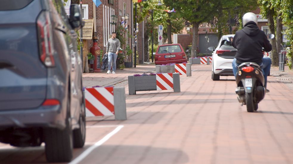 In der Marienhafer Rosenstraße stehen seit Freitag Blumenkästen. Foto: Thomas Dirks