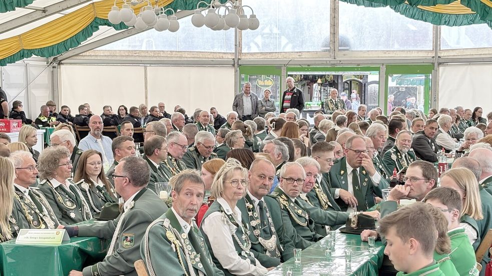 Im voll besetzten Festzelt feiern Schützen- und Gewerbetreibende miteinander. Foto: Holger Janssen