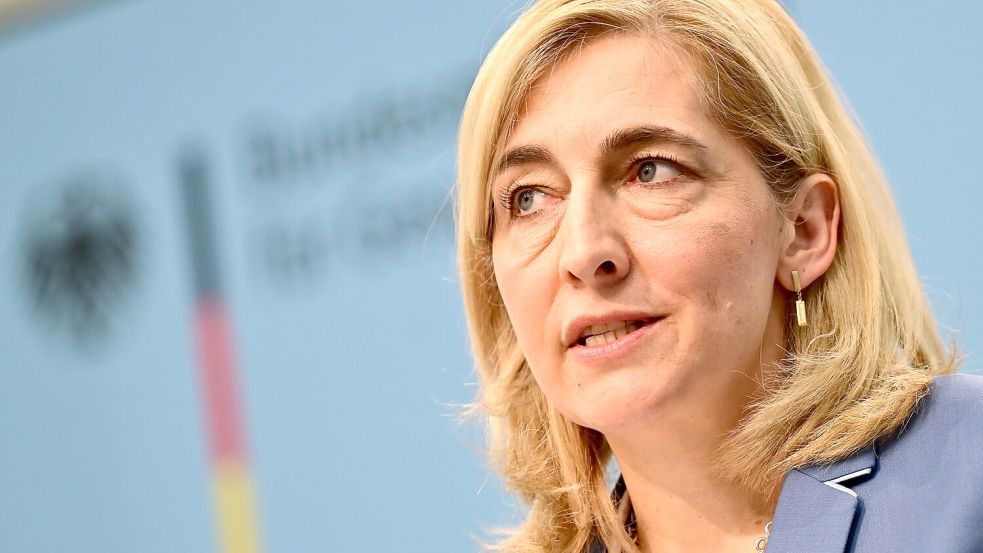 Stellt manche Vorgaben für Pflegeheime in Frage: Gesundheitsministerin Warken. (Foto Archiv) Foto: Sebastian Gollnow/dpa