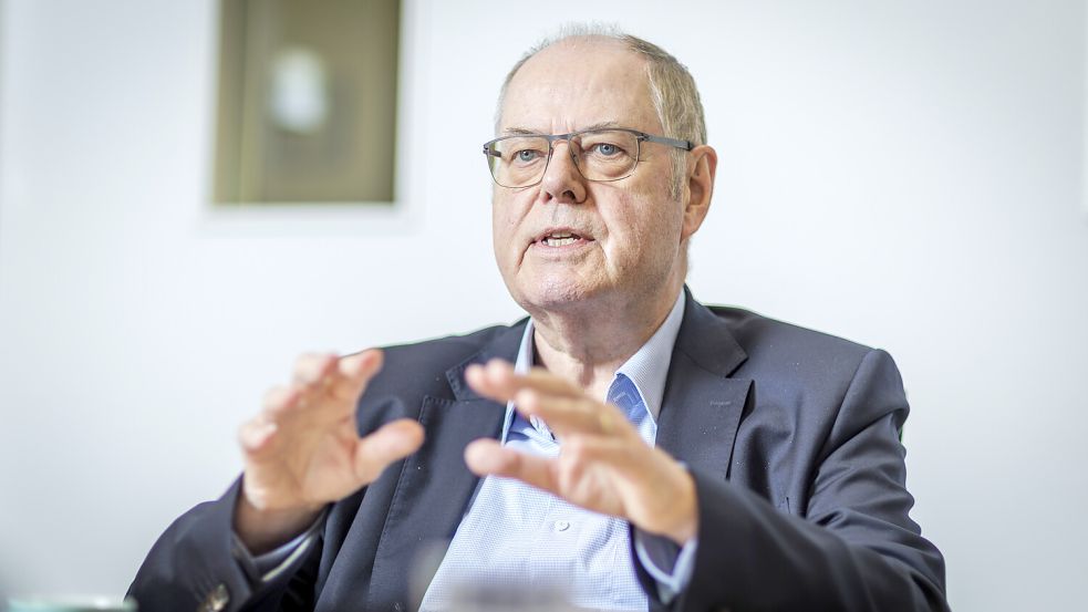 Peer Steinbrück (79) zeigte seinen Kritikern als Kanzlerkandidat den Mittelfinger. „Das war ein massiver Fehler“, meint er heute. Foto: Photothek Media Lab