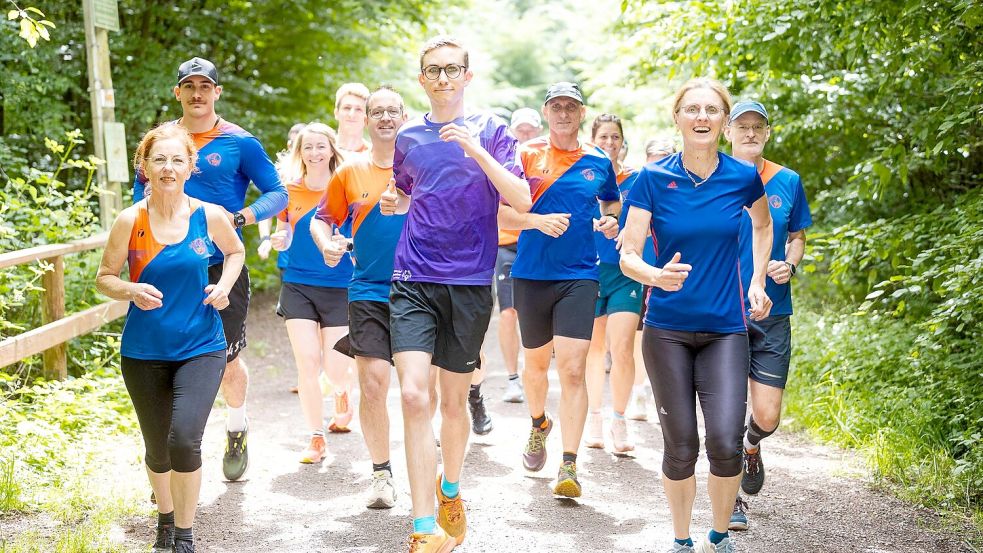 Fynn Thome (18, vorne) trainiert gemeinsam mit den Läuferinnen und Läufern der Lauf- und Triathlonfreunde Lebach (LTF Theeltal) auf einer Waldstrecke bei Lebach. Foto: Laszlo Pinter
