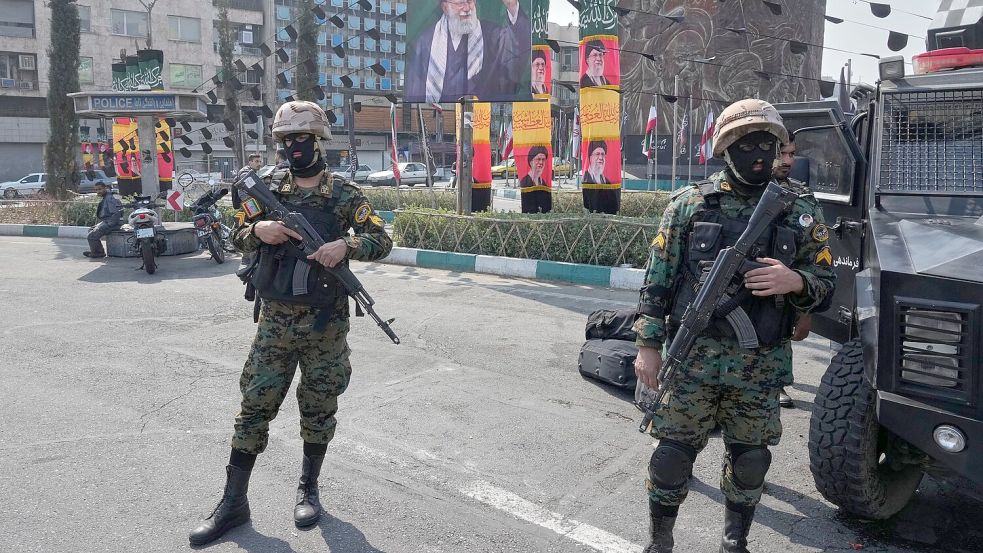 Die Sicherheitskräfte im Iran spielen eine gewichtige Rolle bei der Machtverteilung. (Archivbild) Foto: Vahid Salemi/AP/dpa