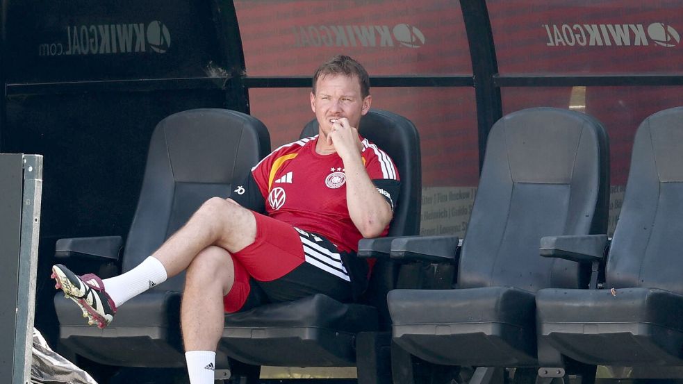 Der Bundestrainer ist froh über jeden Schattenplatz. Foto: Christian Charisius/dpa