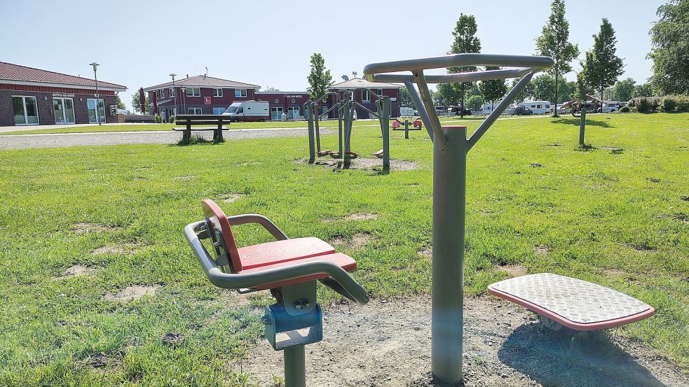 Die Fitnessgeräte am Großen Meer befinden sich direkt am Haus am Meer und dem Wohnmobil- und Campingplatz. Foto: Karin Böhmer