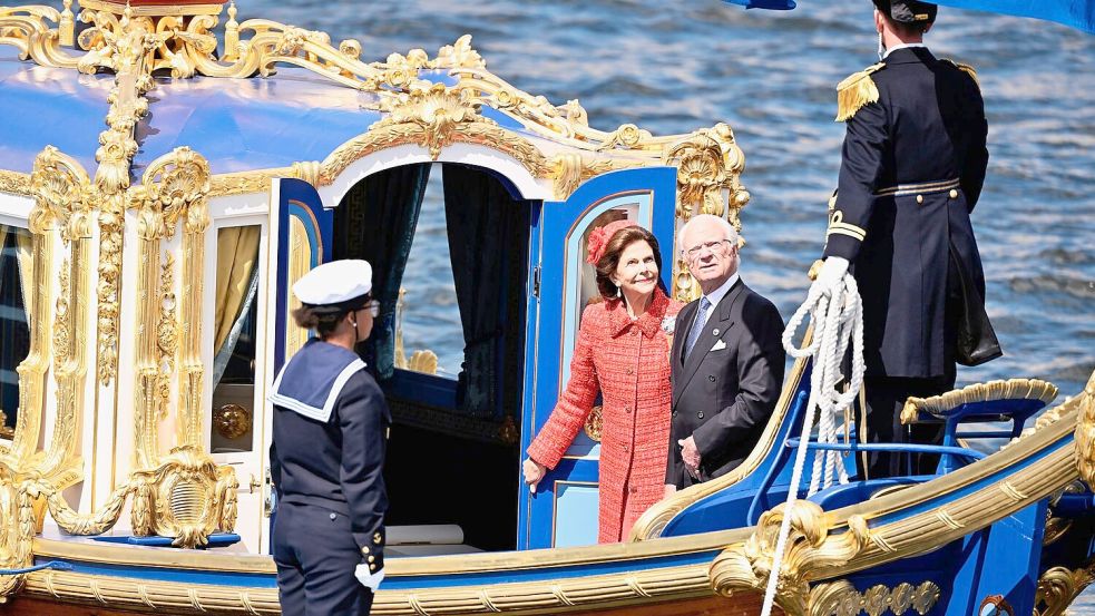 König Carl XVI. Gustaf (2. v. rechts) und Königin Silvia (2. v. links) fahren zur Goldhochzeit auch mir der königlichen Barkasse „Vasaorden“. Foto: Pontus Lundahl/TT News Agency/AP