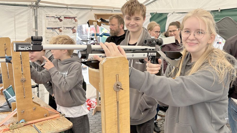 Eefke Claaßen legt am Stand der Südbrookmerlander Schützenvereine mit dem Lichtpunktgewehr an. Foto: Holger Janssen