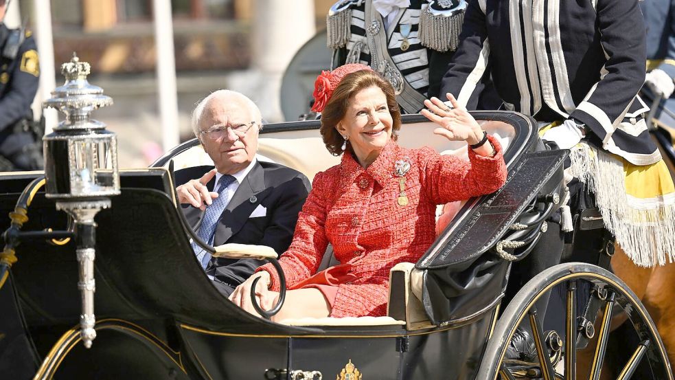 Eine Kutschfahrt darf bei einem royalen Jubiläum nicht fehlen. Drin: das Goldhochzeitspaar, König Carl XVI. Gustaf (links) und Königin Silvia (rechts). Foto: Henrik Montgomery/TT News Agency