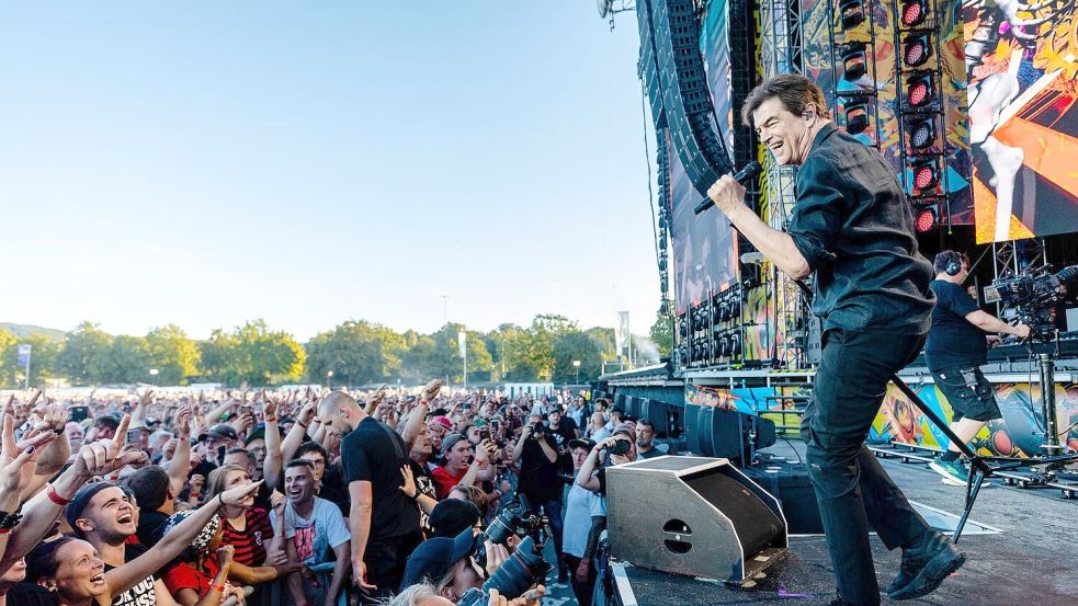 65.000 Menschen kamen laut Veranstalter auf den Wasen - und grölten lautstark mit. Foto: Christoph Schmidt