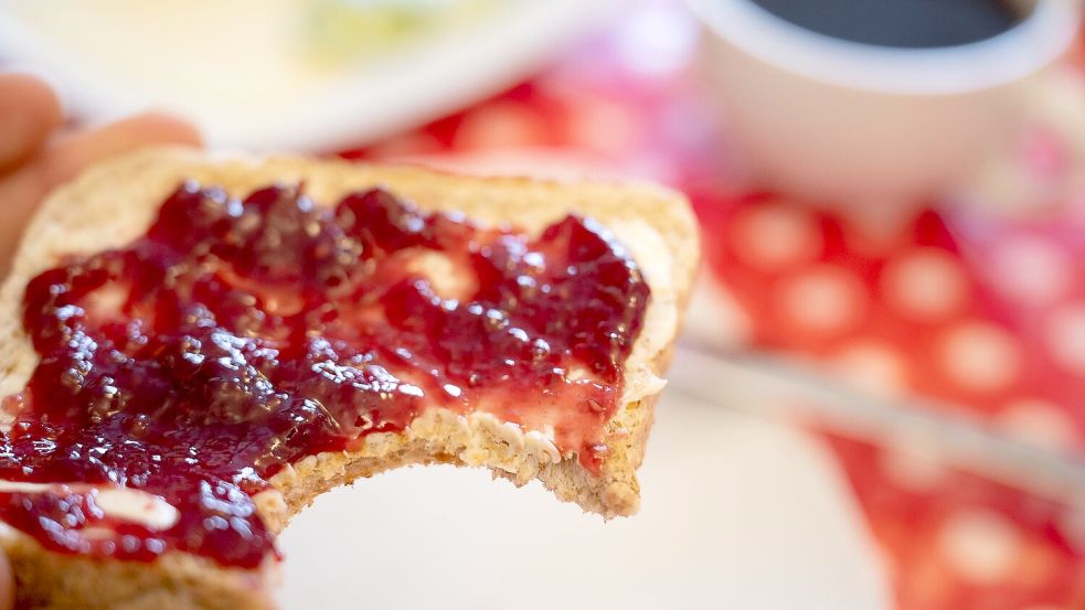 Mit der nun in Kraft getretenen Verordnung ist die Wortklauberei um „Konfitüre“ und „Fruchtaufstrich“ vom (Frühstücks-)Tisch. (Symbolbild) Foto: Sebastian Gollnow