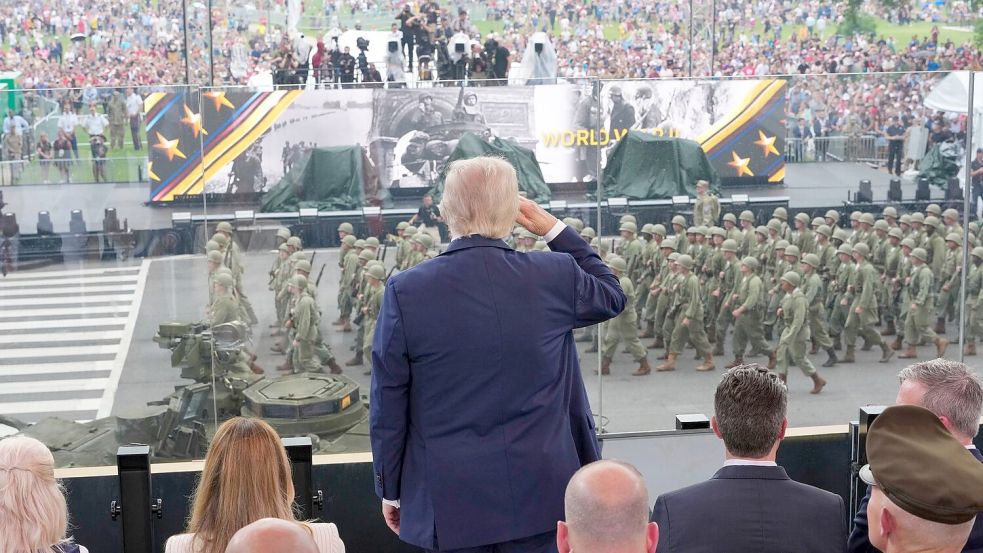 An seinem 79. Geburtstag verfolgte Trump eine Militärparade in Washington. (Archivbild) Foto: Doug Mills/Pool The New York Tim