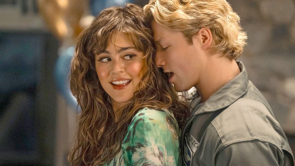 Allie und Dean (Mika Abdalla und Stephen Kalyn) beginnen erst mal nur eine unverbindliche Affäre und haben gern und viel Sex miteinander. Foto: Liane Hentscher/Prime/dpa