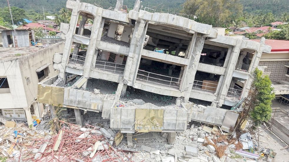 Zerstörte Häuser, Straßen und Brücken, eine steigende Zahl von Toten: Die Folgen des starken Erdbebens vor fast einer Woche sind auf der philippinischen Insel Mindanao nach wie vor dramatisch. Foto: XinHua/dpa