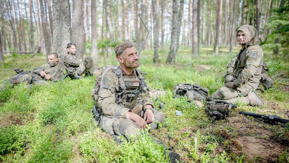 Zugführer Philip und seine Männer des Zuges „Bravo“. Foto: Kay Nietfeld/dpa