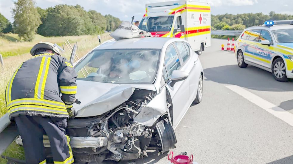 Ein Reifen dieses Wagens war geplatzt. Foto: René Kotulla/Feuerwehr Weener