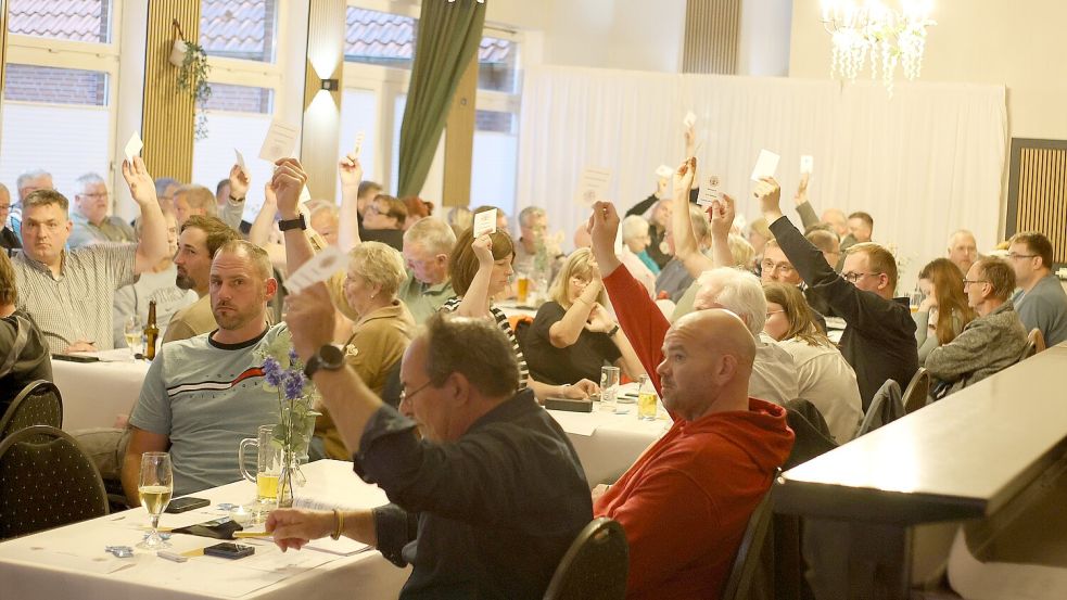 Die Delegierten stimmten in Berumerfehn über verschiedene Anträge ab. Foto: Wilfried Gronewold