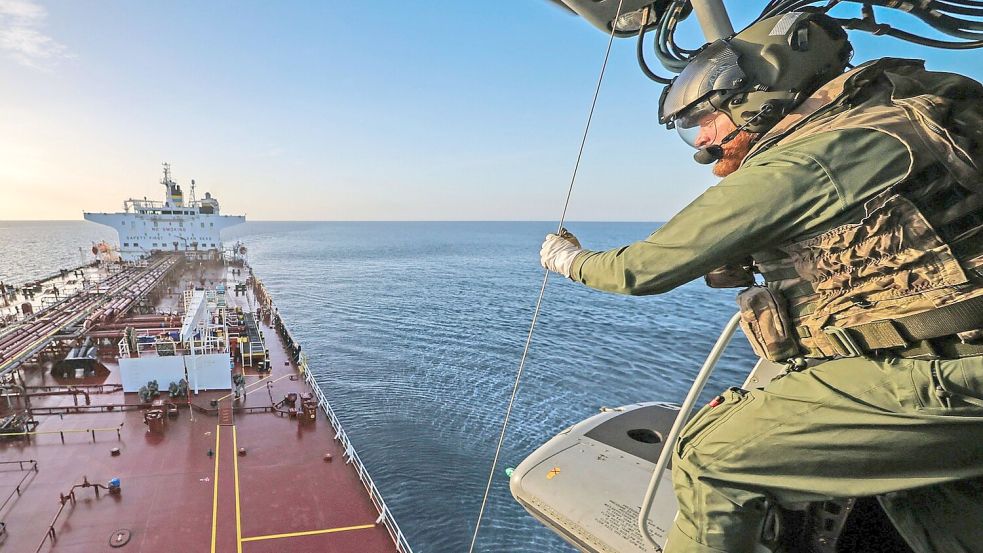Britische Streitkräfte haben ein Schiff geentert, das zur russischen Schattenflotte gehören soll. (Handout) Foto: Lphot Hutchins