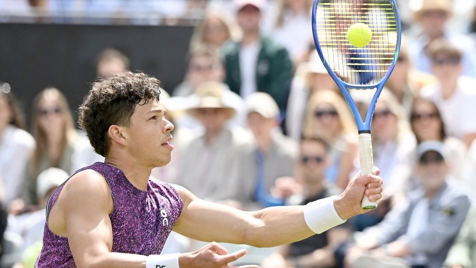 US-Profi Ben Shelton feiert den Turniersieg in Stuttgart. Foto: Marijan Murat